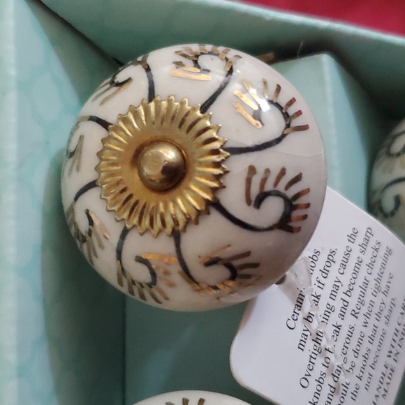 Set of 6 Drawer Pulls - Picture 3 of 3